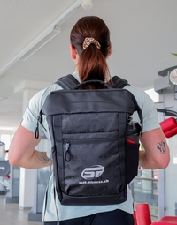 Eine Sportlerin trägt den self-fitness.ch Rucksack im Fitnessstudio.
