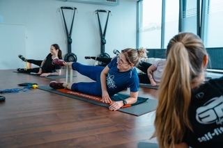 Sportlerinnen beim trainieren in der Gruppe