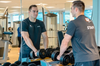 Sportler beim Training mit Kurzhanteln