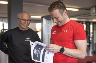 STAFF Mitglied schaut in den Schulungsunterlagen die nächste Übung an.