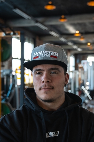 Ein Sportler trägt die monster-gym.ch Cap.