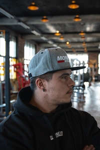 Ein Sportler trägt die monster-gym.ch Cap.