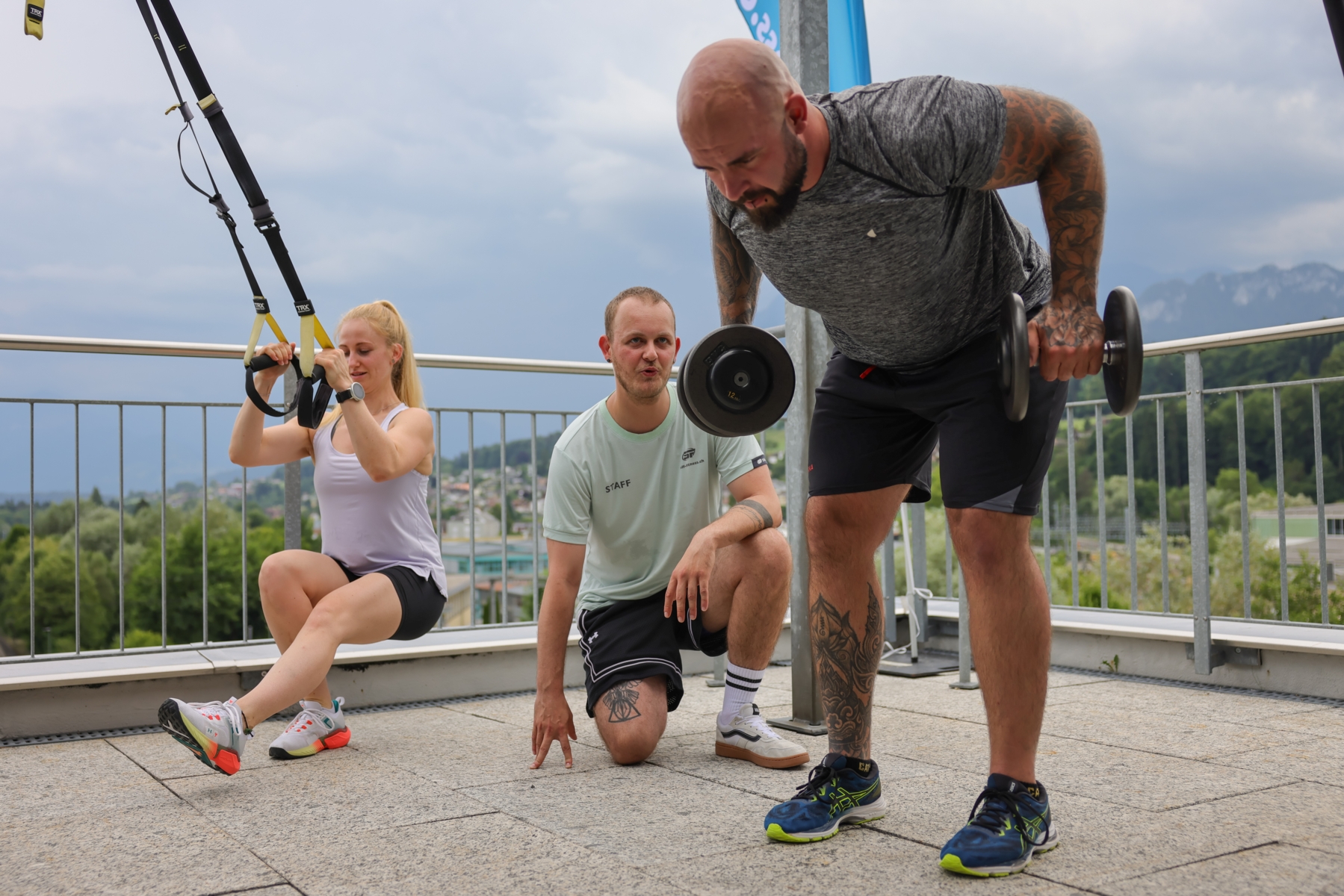 Trainierende Person beim Zirkeltraining auf einer Brust- und Rueckenmaschiene