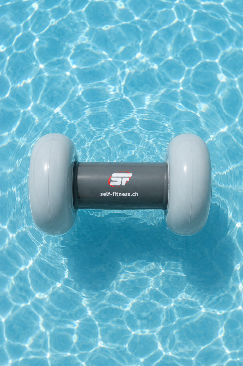 Aufblasbare Hantel liegt im Poolwasser.