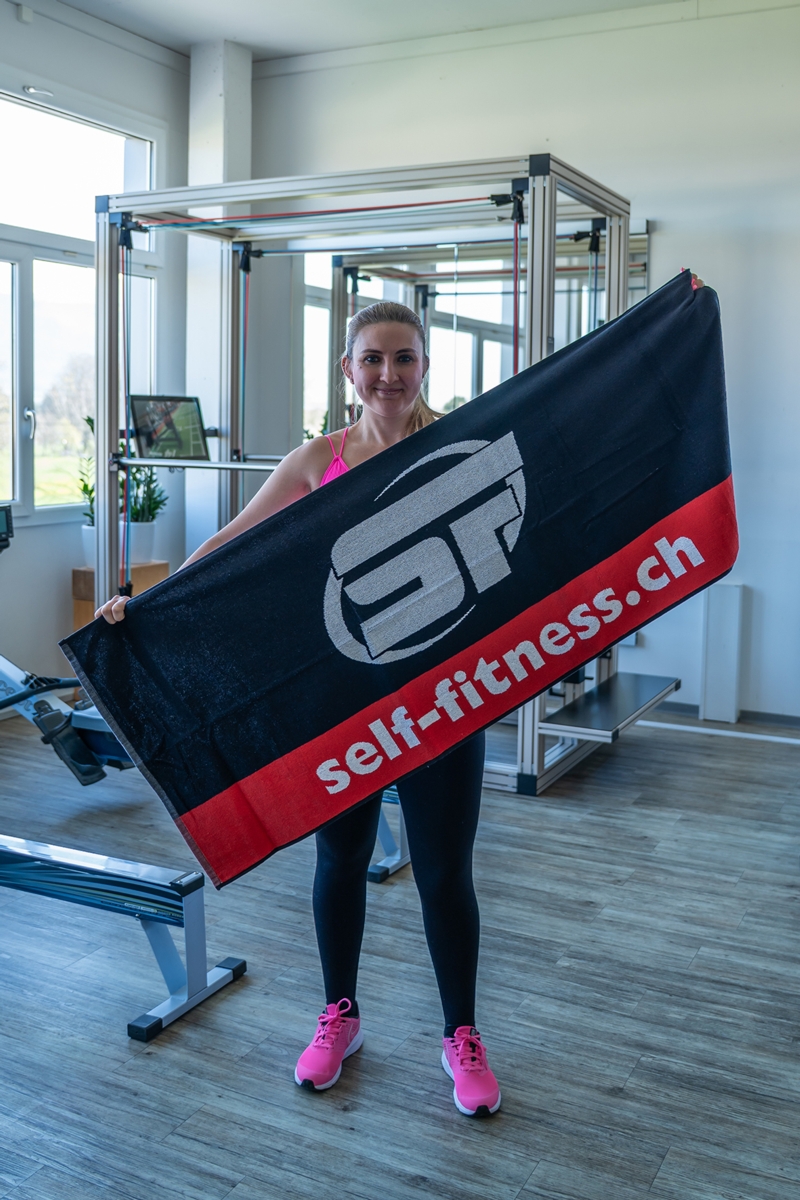 Sportlerin präsentiert ein sf-Trainingstuch.