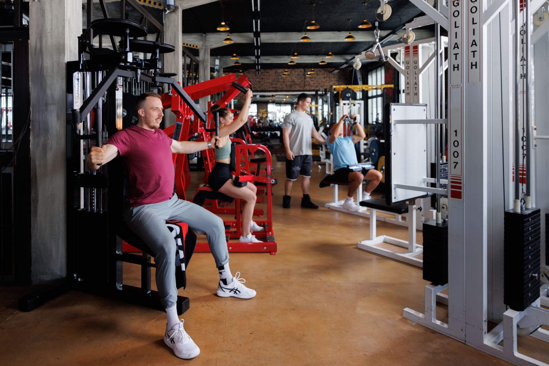 Trainierende Person am Keiser Functional Trainer