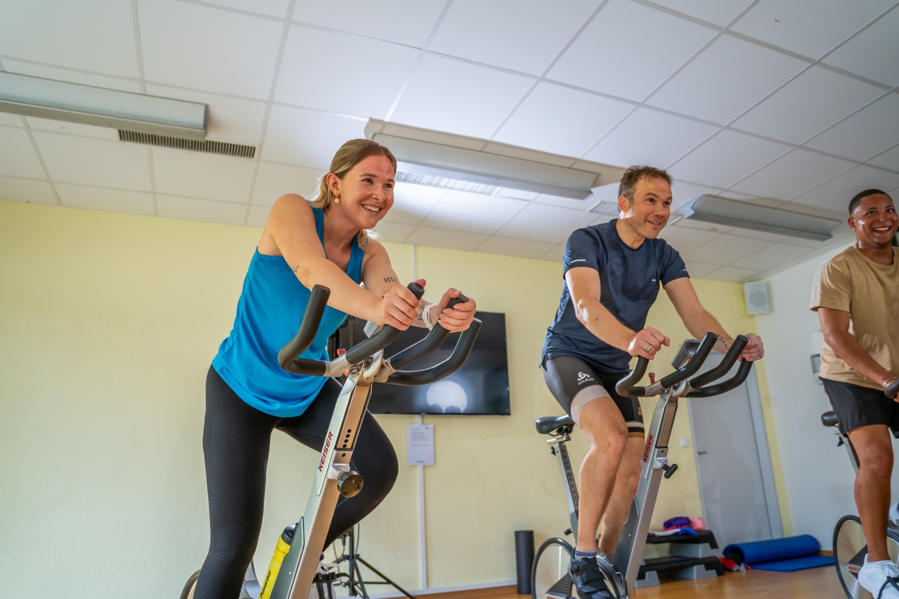 Trainierende Person beim Zirkeltraining auf einer Brust- und Rueckenmaschiene