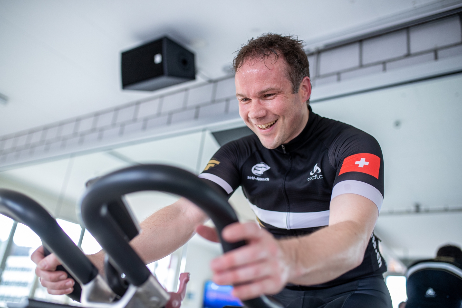 Trainierende Person am Keiser Functional Trainer