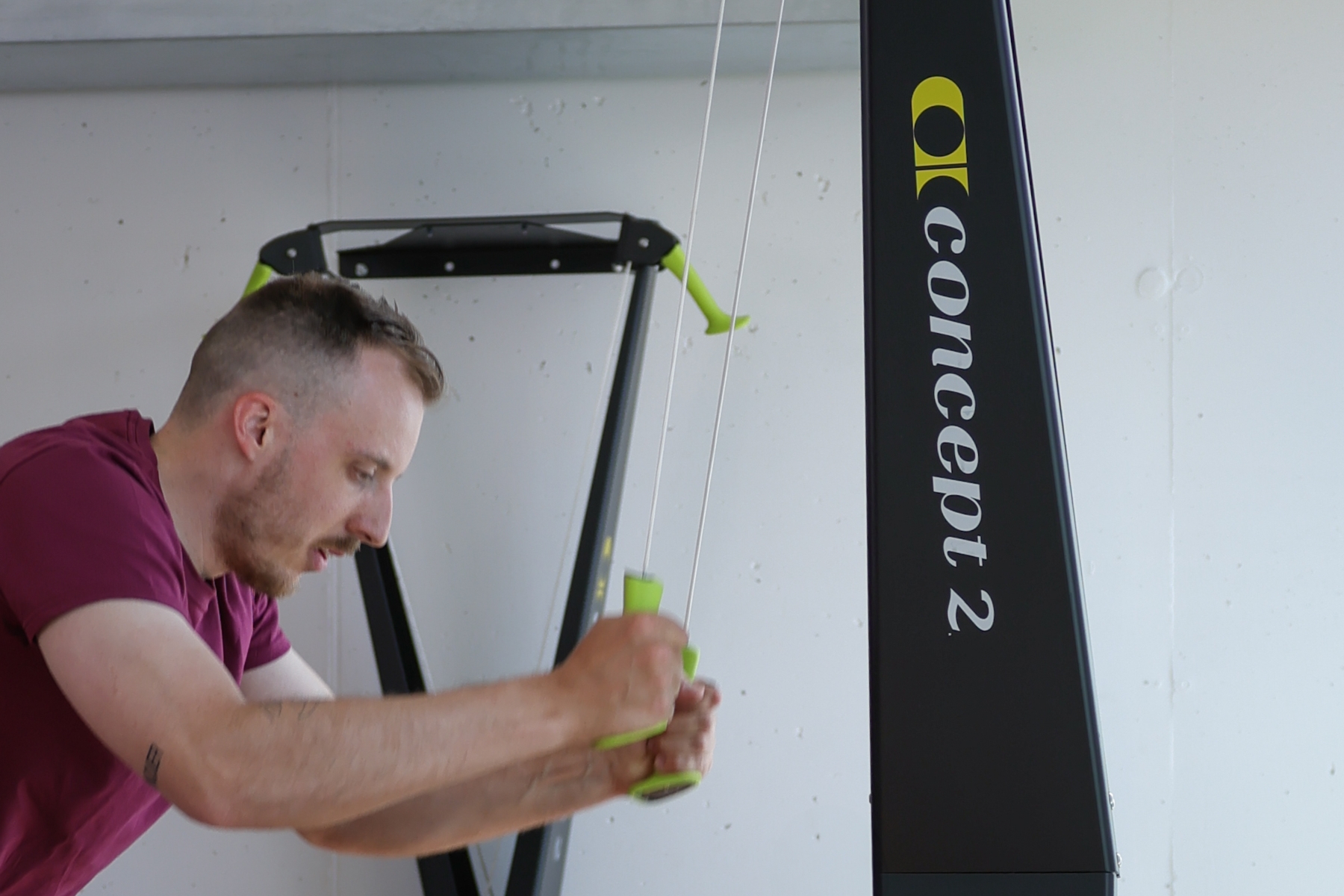 Trainierende Person am Keiser Functional Trainer