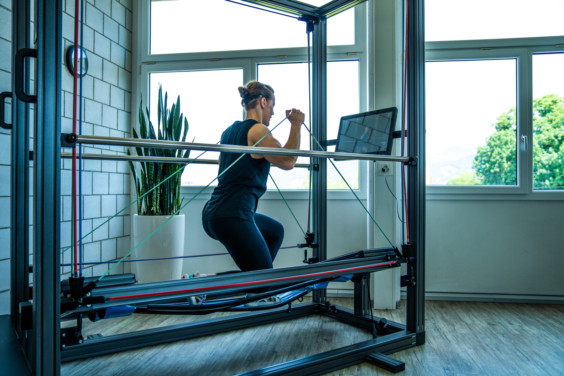 Sportlerin auf dem Sensopro mit Swingboard