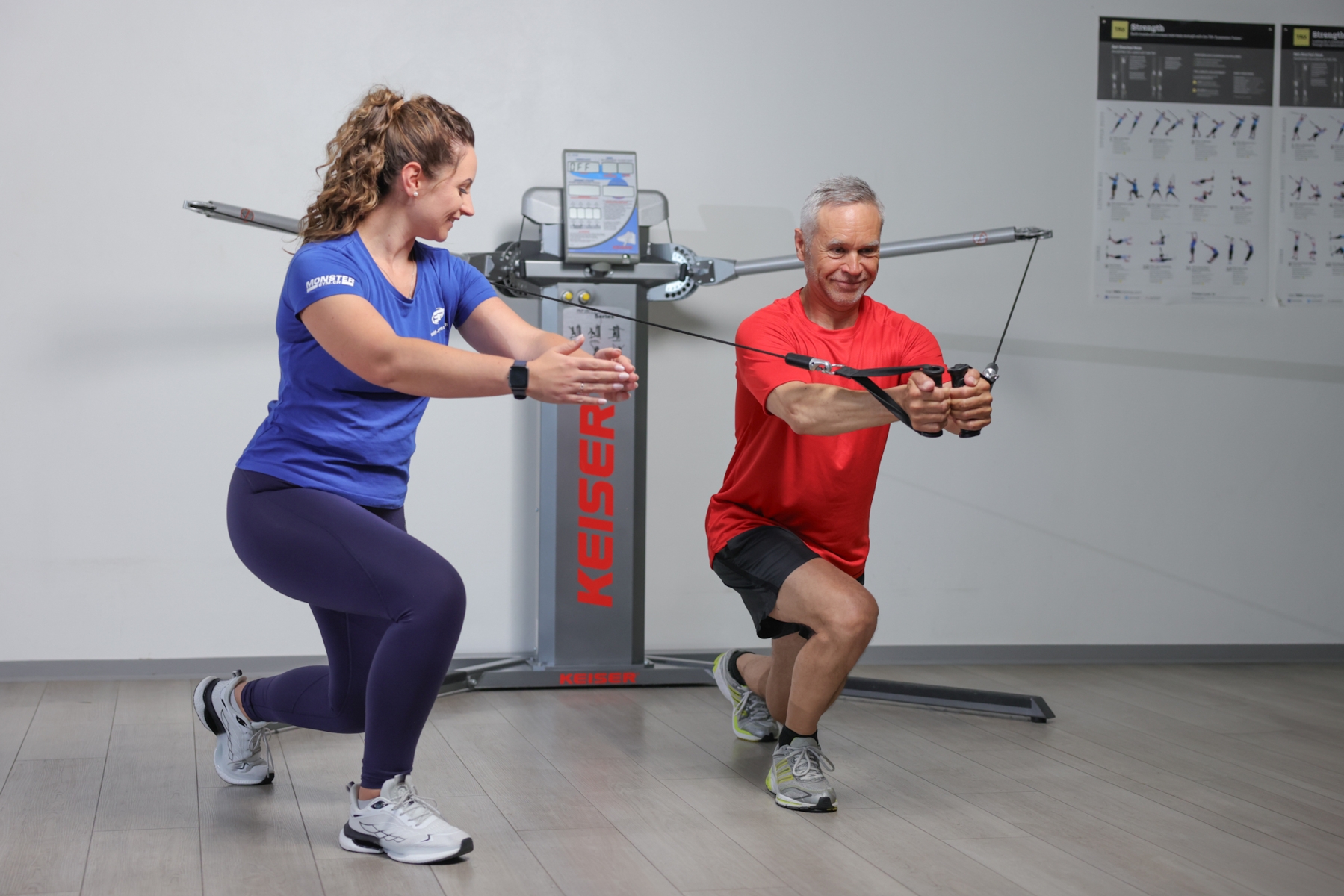 Trainierende Person am Keiser Functional Trainer