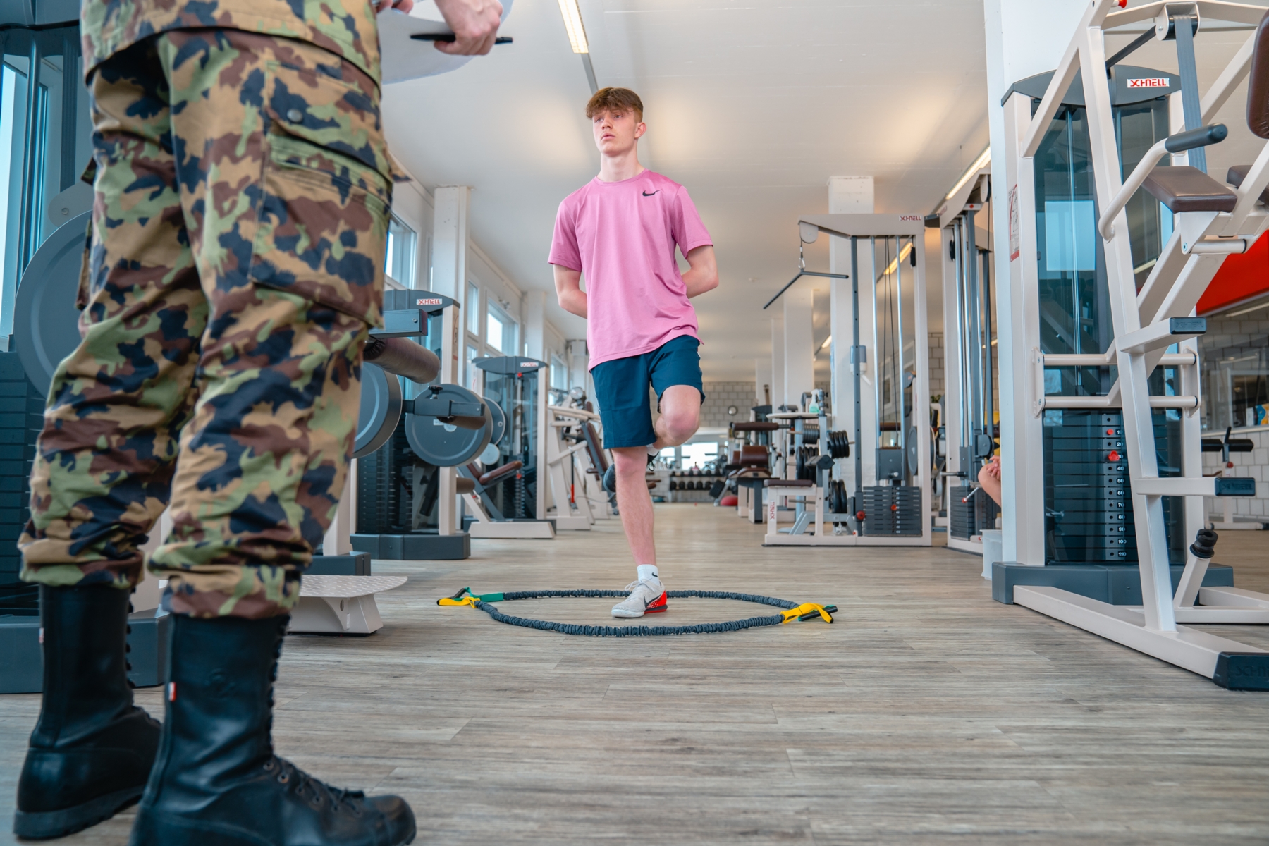 Sportler beim ausfueren einer Uebung vom Militaersporttest