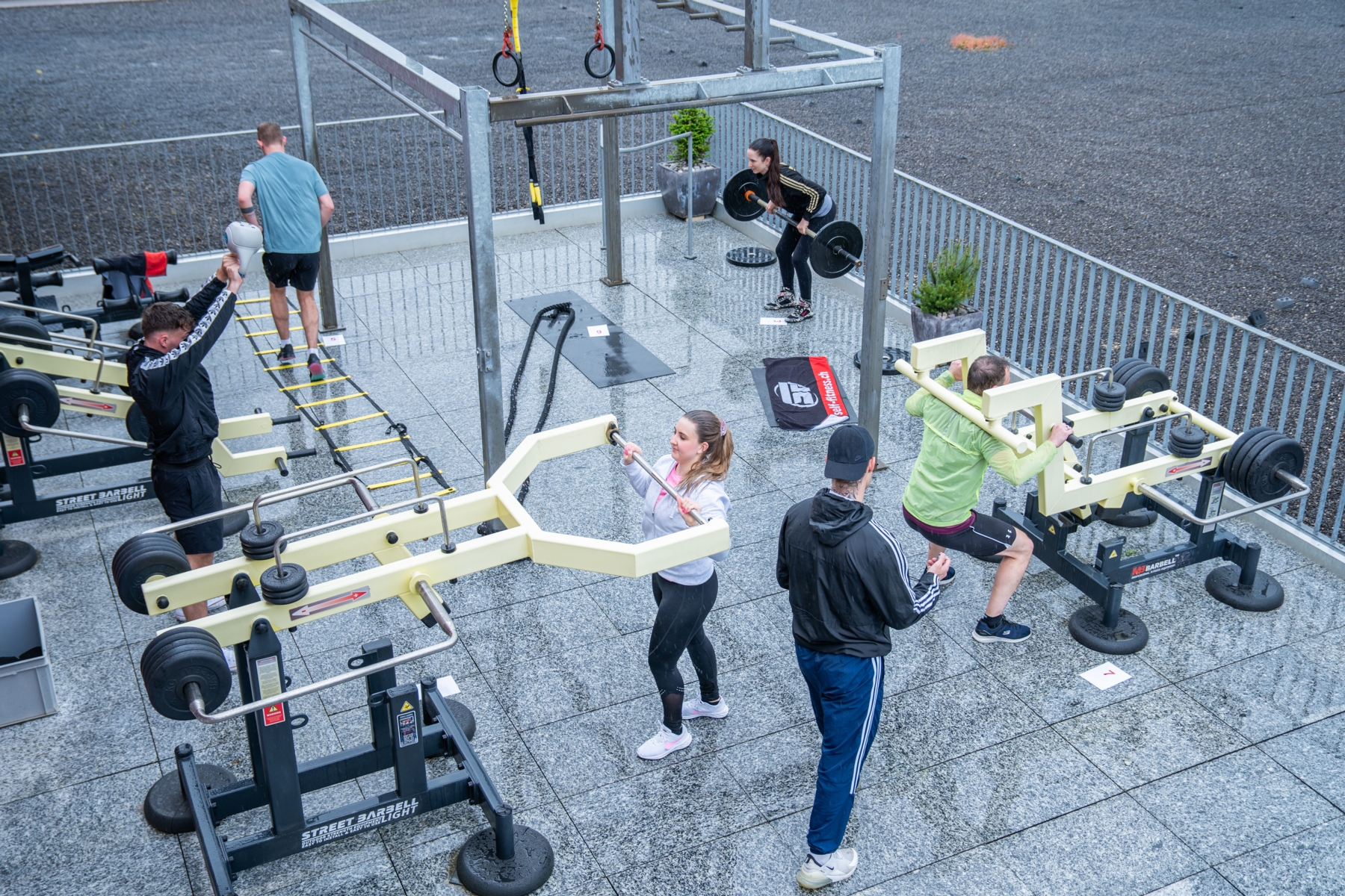Personen beim Training auf der Terrasse am Standort Muensingen