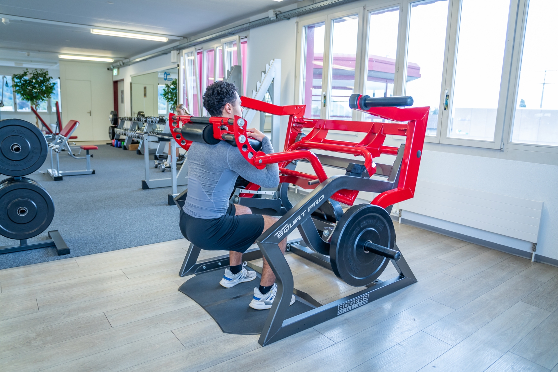 Nahaufnahme der Pendulum Squat am Standort Muensingen mit einem Kunden
