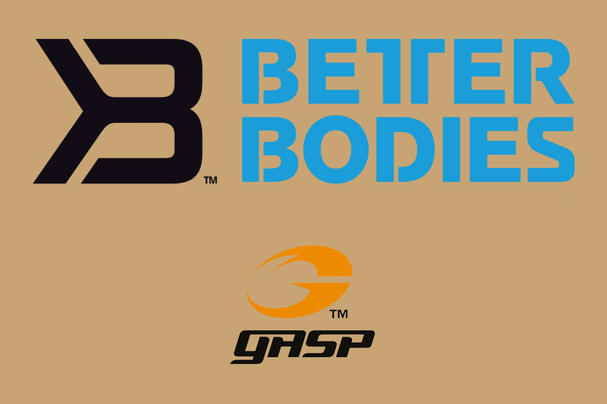 Trainer beim instruieren eines Sportlers auf dem Crosstrainer