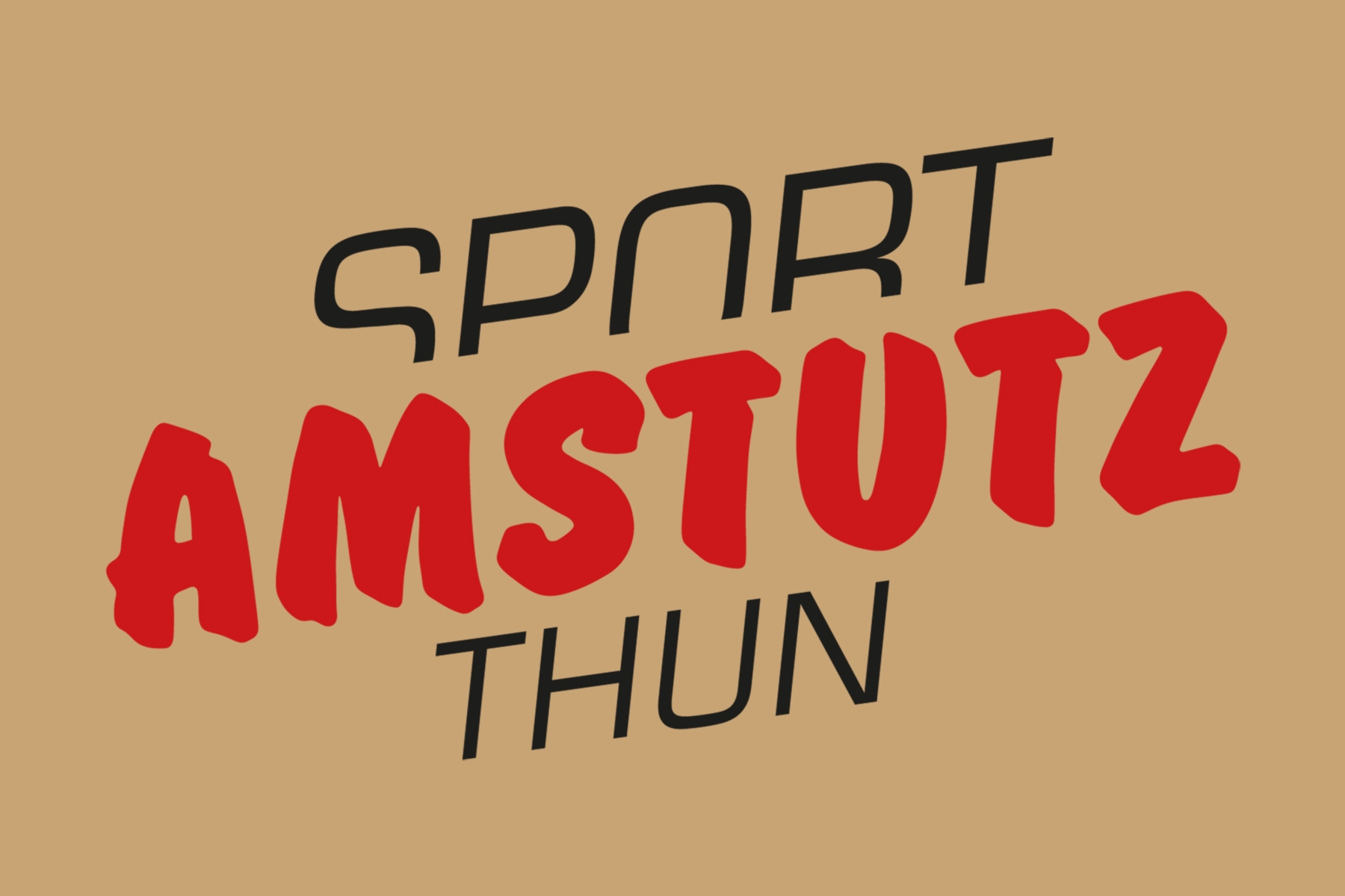 Trainer beim instruieren eines Sportlers auf dem Crosstrainer