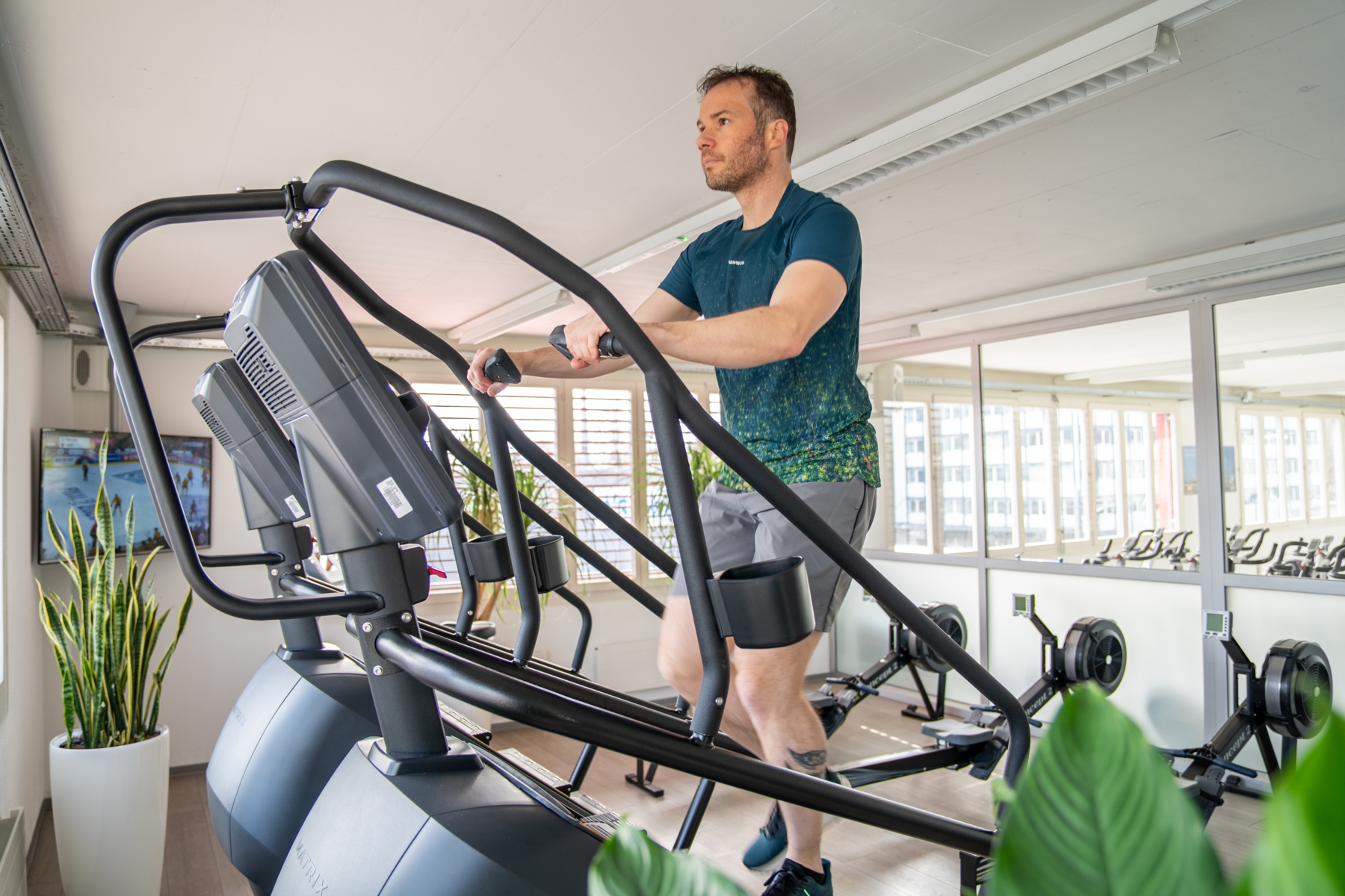 Eine Sportlerin trainiert auf dem Matrix ClimbMill und steigt die beweglichen Stufen hinauf.